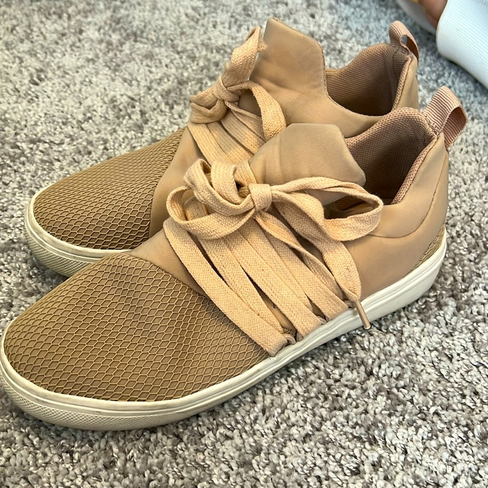 Steve Madden size 6 sneakers